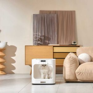 Máy sấy lông mèo Xiaomi mang lại nhiều lợi ích nổi bật trong quá trình chăm sóc thú cưng, giúp sấy khô lông nhanh chóng mà vẫn đảm bảo an toàn cho da và sức khỏe của mèo. Nhờ khả năng kiểm soát nhiệt độ ổn định và độ ồn thấp, máy giúp giảm stress, hạn chế tình trạng mèo sợ hãi sau khi tắm. Luồng gió êm và phân bổ đều giúp lông khô từ gốc đến ngọn, giữ được độ mềm mượt tự nhiên và hạn chế rối xù, gãy rụng.