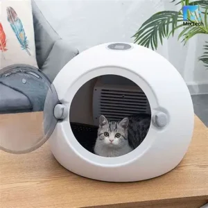 Máy sấy lông cho mèo là trợ thủ đắc lực giúp thú cưng khô lông nhanh chóng sau khi tắm, đặc biệt trong những ngày thời tiết ẩm lạnh. Với luồng gió êm, độ ồn thấp và khả năng điều chỉnh nhiệt độ phù hợp, máy giúp lông mèo khô đều mà không gây nóng rát hay hoảng sợ. Việc sử dụng máy sấy lông không chỉ giúp hạn chế nấm, vi khuẩn do lông ẩm gây ra mà còn giữ cho bộ lông của mèo luôn bông mượt, sạch sẽ.