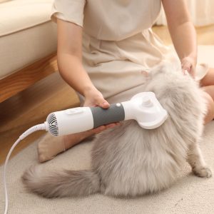 Máy sấy lông mèo kết hợp lược chải thường có cấu tạo nhỏ gọn gồm ba phần chính: thân máy, đầu lược và hệ thống điều chỉnh nhiệt – gió. Thân máy được thiết kế vừa tay cầm, tích hợp động cơ tạo luồng khí ổn định và độ ồn thấp để không làm mèo hoảng sợ.